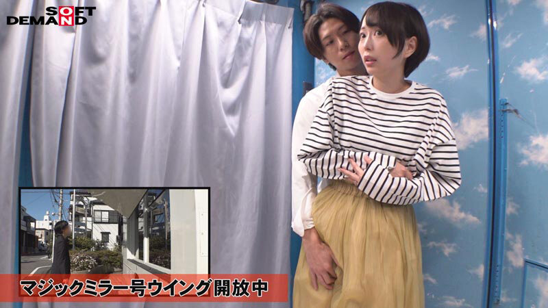 「マジックミラー号 服着たままでいいのでマッサージさせてくれませんか!?と声をかけ巷で話題のクイックマッサージを初体験!愛する旦那とはミラー越し30cmの状況で声を我慢すればするほど感じちゃう…本物人妻が我慢できずにスカートの中で不倫SEX」のサンプル画像2