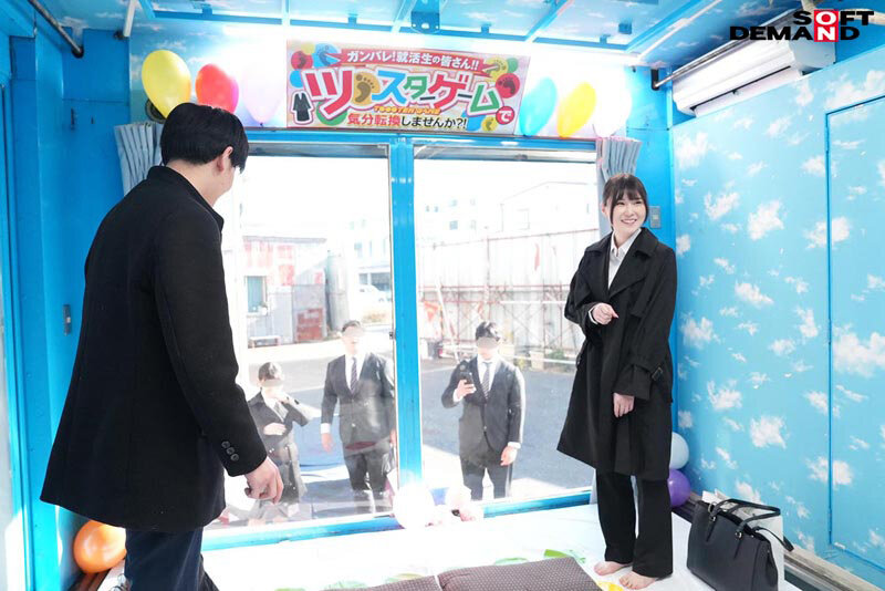 「リクルートスーツ姿の女子大生が賞金獲得目指してノーパンノーブラ姿でぬるぬるローションツ〇スターゲーム!密着状態で肌をこすり合っていたら会社説明会帰りの同級生男子と一線を越えて羞恥SEXしてしまうのか?」のサンプル画像2