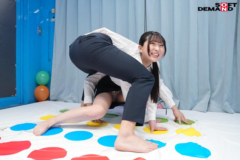 「リクルートスーツ姿の女子大生が賞金獲得目指してノーパンノーブラ姿でぬるぬるローションツ〇スターゲーム!密着状態で肌をこすり合っていたら会社説明会帰りの同級生男子と一線を越えて羞恥SEXしてしまうのか?」のサンプル画像3