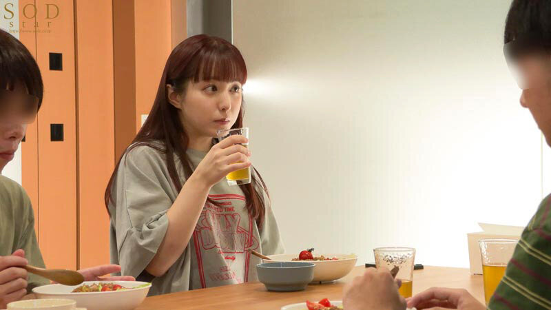 「芸能人、初めての筆おろし。エロくて優しい世話焼きグラドルが、オクテ童貞くんたちをひとつ屋根の下で密着エッチにリードしまくる共同生活ドキュメント。 矢埜愛茉」のサンプル画像7