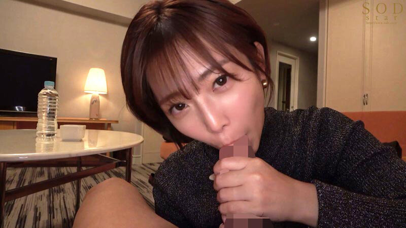 「【限定特典映像収録】紗倉まな 113日ぶり、SEX撮影解禁。【発射無制限】史上初の21時まで撮影しない、完全オフのプライベート休日。最後は2人っきりのホテルで、男女がガチで求め合うセックス。」のサンプル画像4