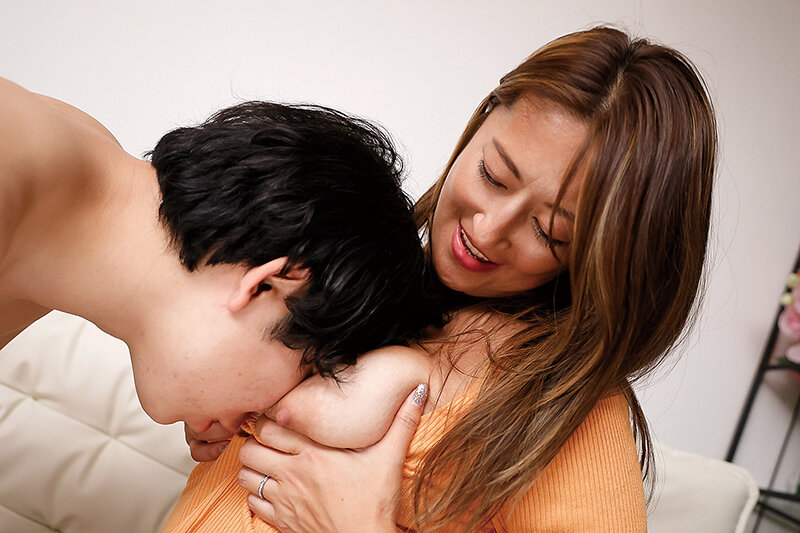 「たわわな胸元を見せつけ誘惑してくる上司の奥さん 吹石れな」のサンプル画像3