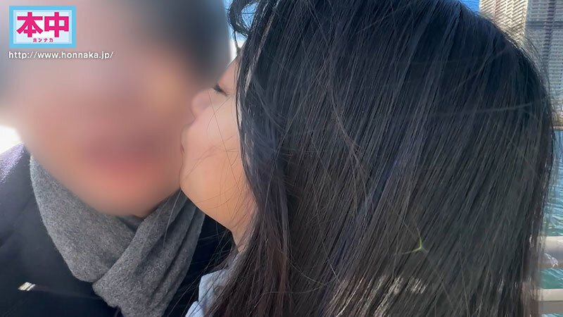 「息子と妻が実家に帰省中、息子が通う保育園の可愛いと思っていた小柄な保育士さんをダメ元でデートに誘ったら、初めは断られたけど、次の日にやっぱりOKですと連絡がきて、横浜でデートして、近くのホテルに連れ込んだら、彼女も期待していたのかすごく嬉しそうで… 北岡果林」のサンプル画像1