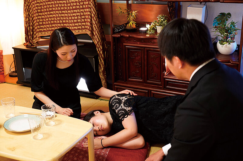 「妻の母が未亡人となって三年目の夜 寂しげなその喪服姿の義母を抱きしめずにはいられなかった 妃ひかり」のサンプル画像2