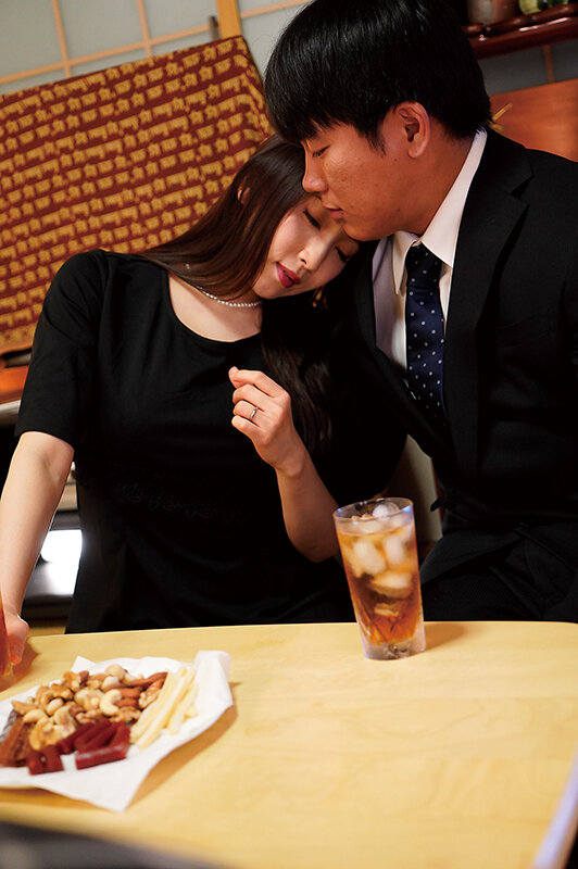 「妻の母が未亡人となって三年目の夜 寂しげなその喪服姿の義母を抱きしめずにはいられなかった 妃ひかり」のサンプル画像3