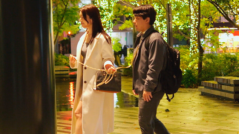 「金と性欲を持て余した港区婦人の逆大人デート 射精が出来ないバリ硬チ〇ポで腰を振り続ける夜の射精管理コース 戸川なみ」のサンプル画像1