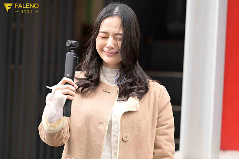 「「いまから私とキスしてみませんか?」吉高寧々がいきなり素人さんを逆ナンパ!街中でキス 30 秒で勃起したら合格、さらにお部屋で言葉責め手コキに耐えられたらご褒美SEXあげちゃいます。 吉高寧々」のサンプル画像5