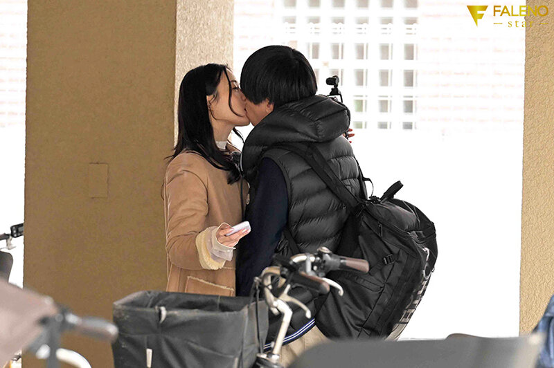 「「いまから私とキスしてみませんか?」吉高寧々がいきなり素人さんを逆ナンパ!街中でキス 30 秒で勃起したら合格、さらにお部屋で言葉責め手コキに耐えられたらご褒美SEXあげちゃいます。 吉高寧々」のサンプル画像7