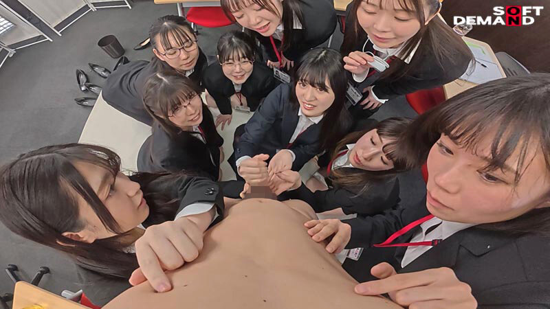 「SOD女子社員試験官9名が全裸男性1名へち○ぽの勃起からザ~汁射精を手厚いサポート付きでじっくり審査 新人AV男優CFNMハーレムオーディション」のサンプル画像15