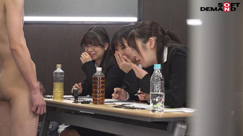 「SOD女子社員試験官9名が全裸男性1名へち○ぽの勃起からザ~汁射精を手厚いサポート付きでじっくり審査 新人AV男優CFNMハーレムオーディション」のサンプル画像4