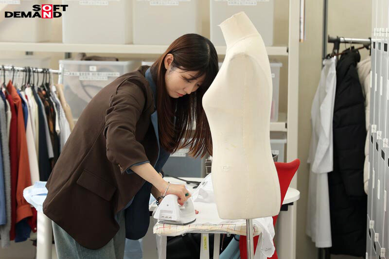 「SOD女子社員 中途2年目衣装担当 佐竹。このたび初AV出演!!その後、即全裸業務いたしました。 佐竹夏帆」のサンプル画像2