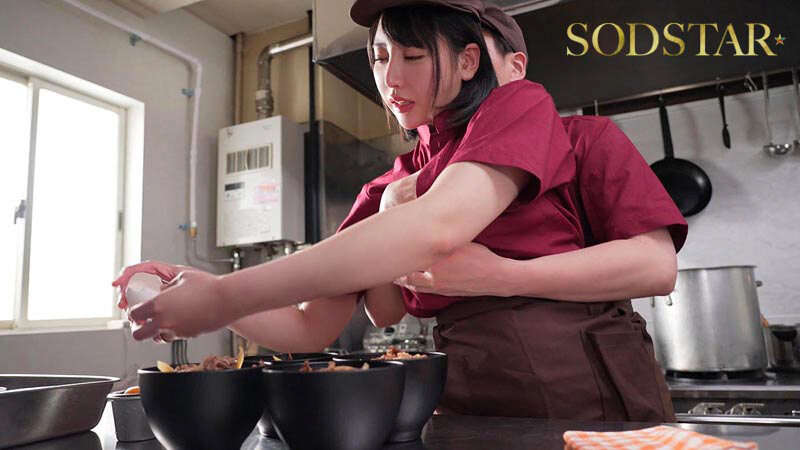 「隠れ極上エロボディの牛丼チェーン店で働くパート主婦が学生バイトと避妊具なしでネチョベロ不倫中出しSEX 夏目響」のサンプル画像12