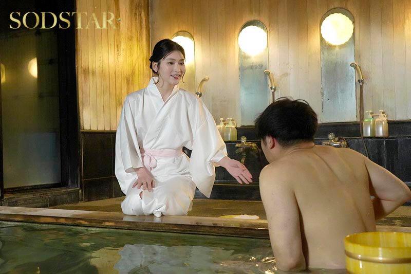 「温泉旅行中の単独客やカップル 夫婦の男性を誘惑 館内で寝取りセックスをくり返す淫乱美人な若女将 本庄鈴」のサンプル画像10