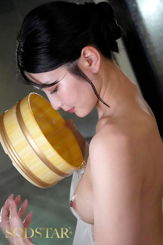 「温泉旅行中の単独客やカップル 夫婦の男性を誘惑 館内で寝取りセックスをくり返す淫乱美人な若女将 本庄鈴」のサンプル画像12