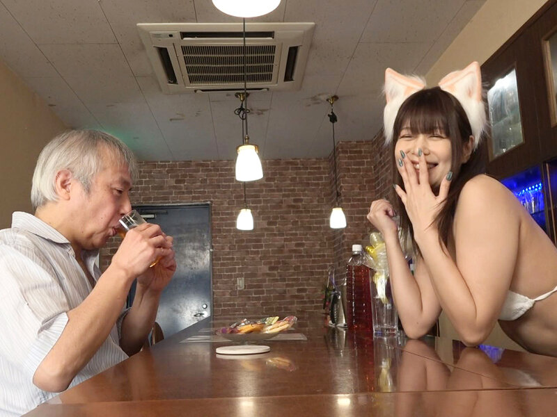 「第1回みんな乳首とナマが好き!!紺野ひかるが生贄M男をひたすら乳首こねくり&射精チ○ポをお掃除おマ○コしちゃうナマ痴女ガールズバー 紺野ひかる」のサンプル画像1