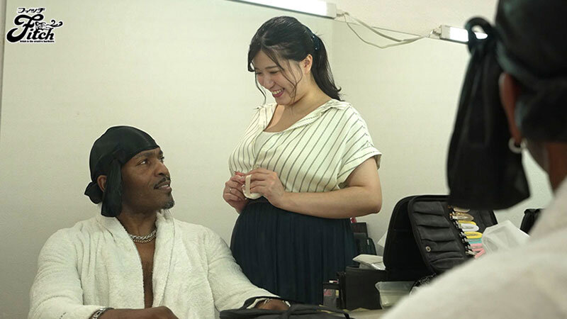 「黒人解禁!!黒人巨根アーティストNTR ライトに映る衝撃のデカマラに身も心も奪われた豊満爆乳妻 武田怜香」のサンプル画像2