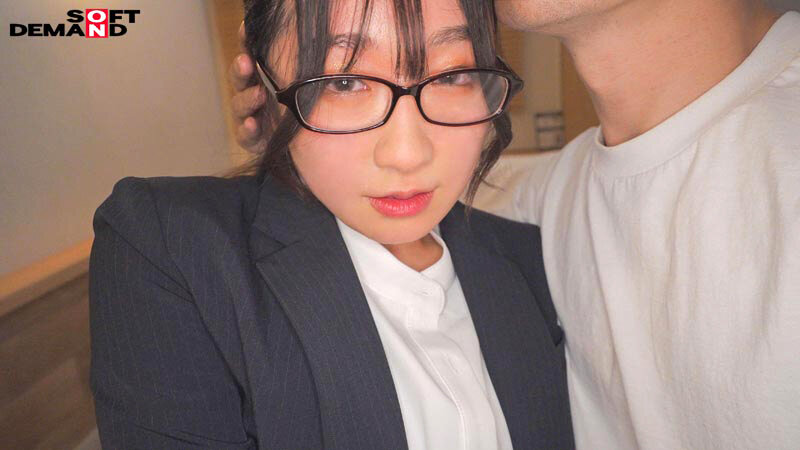 「【会社に内緒・自宅で初撮り】奨学金450万、限界新卒ちゃん。地味っぽいけど脱いだらクッソむちエロ漫画ボディ。 きよか 24歳」のサンプル画像15