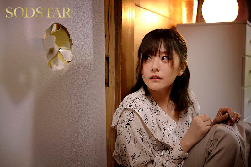 「僕の住むアパートの隣室の美人妻は欲求不満だった。夫婦喧嘩で空いた直径10cmの壁穴越しに立ちバックで膣奥を突きまくった密かな不倫関係5日間。 青空ひかり」のサンプル画像2