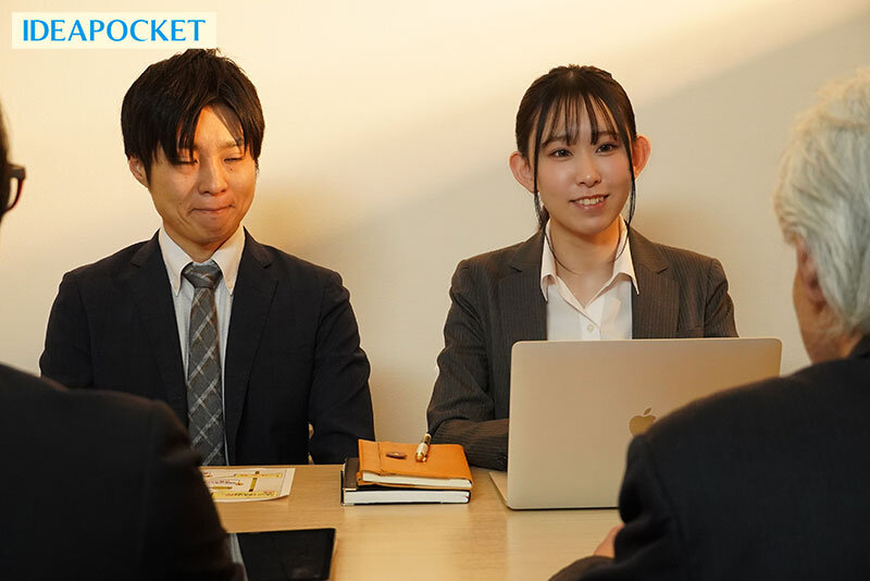「出張先が記録的豪雨で妹みたいな先輩と突然相部屋に… 童貞の僕に悪ふざけ誘惑してくる女上司の意外すぎるスリム巨乳に我慢できず朝まで何度もSEXしまくった 月城りり香」のサンプル画像1