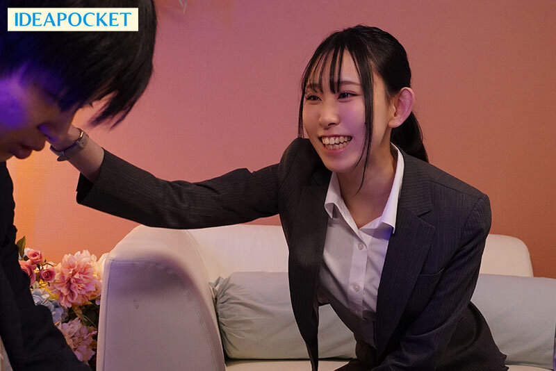 「出張先が記録的豪雨で妹みたいな先輩と突然相部屋に… 童貞の僕に悪ふざけ誘惑してくる女上司の意外すぎるスリム巨乳に我慢できず朝まで何度もSEXしまくった 月城りり香」のサンプル画像2