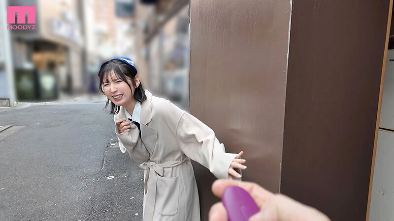 「羞恥衣装でドッキドキ街ブラ即ズボ中出し散歩 仲村みう」のサンプル画像11