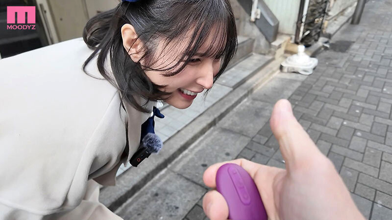 「羞恥衣装でドッキドキ街ブラ即ズボ中出し散歩 仲村みう」のサンプル画像12