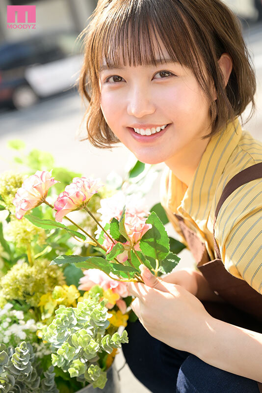 「新人 太陽のように明るい脱いだら健康細身ボディの町のお花屋さんが足腰プルップル震わせ痙攣絶頂AVデビュー 加ノ崎みる」のサンプル画像1