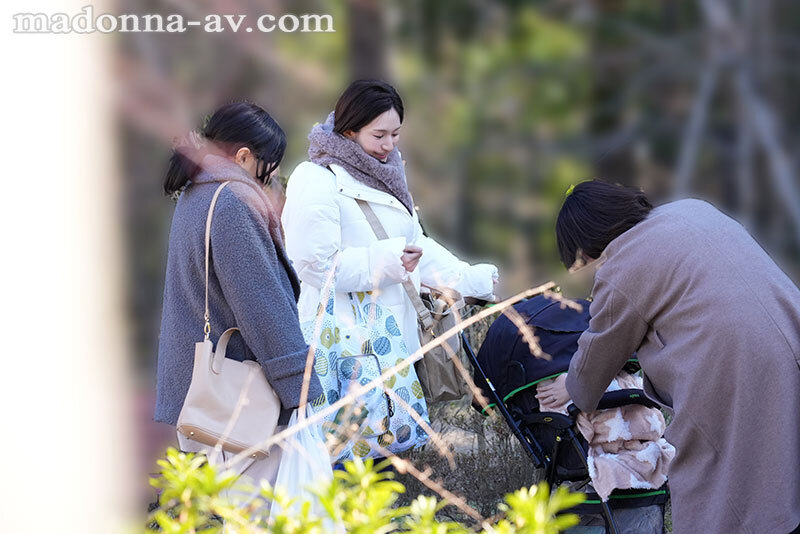 「巨乳ママ借金取り立て自宅訪問レイプ ～夫、息子、ママ友のすぐ傍で…～ 木村玲衣」のサンプル画像1