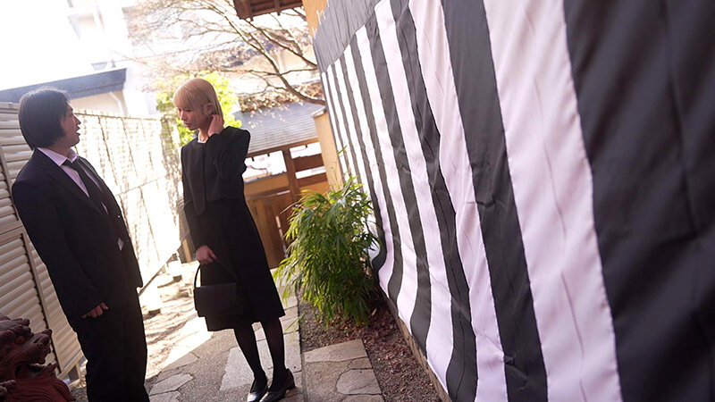 「元カレの法事に派手髪で現れた不謹慎な金髪喪服ギャルを散々飲ませて泥酔輪姦レイプ 希咲那奈」のサンプル画像1