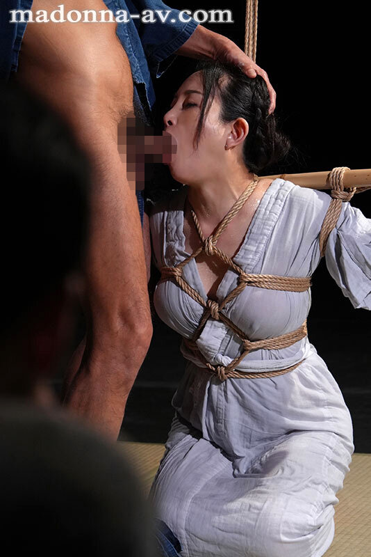 「一色桃子【 Madonna100作品記念】 俺は、最愛の妻を寝取らせ緊縛ショーに捧げた。 嗚呼…縛られた君は、イヤらしい。」のサンプル画像2