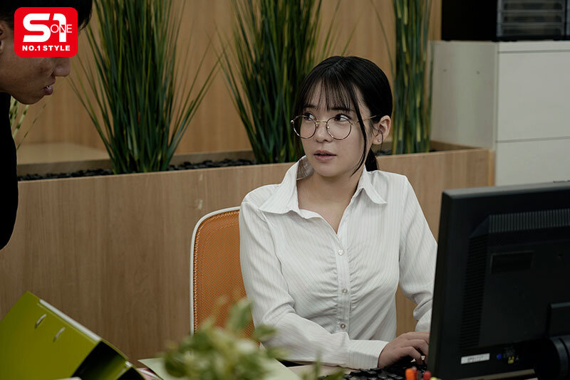 「大人しい新入女子社員を一泊出張に同行させ相部屋に連れ込むと…まさかのド淫乱メスに変身して精液透明になるまで絞りヌカれた… 乃坂ひより」のサンプル画像1