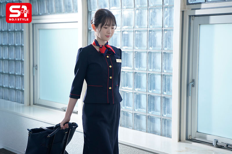 「スレンダーな新人CAが巨漢クレーマーに犯され、心壊れ、肉オナホと化した後に… マ○コが極太ペニスに馴染んできてあり得ないほどイキまくった。 白上咲花」のサンプル画像1
