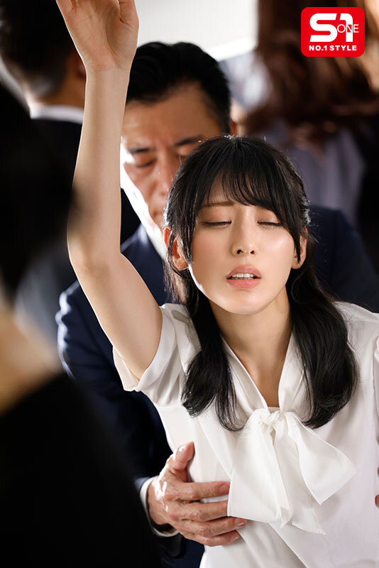 「聖職者でありながら電車痴漢の虜になってしまった女教師 金松季歩」のサンプル画像2