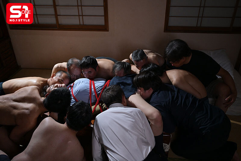 「高身長の貧困女学生は小さいおじさん達に群がられ貪られ春を売る。 明日葉みつは」のサンプル画像7