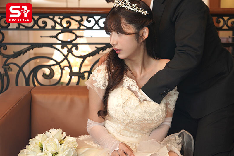 「結婚式間近の花嫁、新郎との愛あるSEXよりも男性ウェディングプランナーから無理やり犯されるほうがま○こビチャ濡れでイキまくる。 七ツ森りり」のサンプル画像1