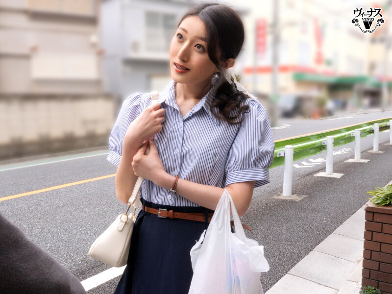 「勉強と中出しを教えてくれる図書館で働く憧れの人妻司書 足立美緒」のサンプル画像4