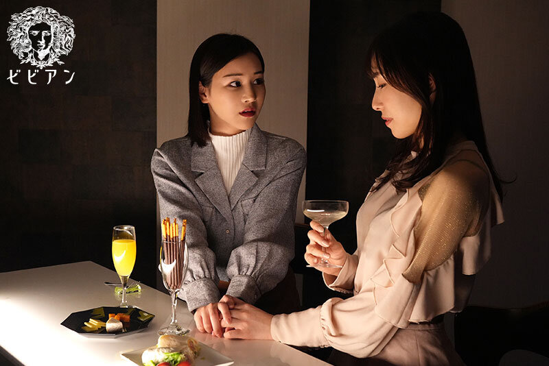 「飛行機事故を乗り越えて... 恋人を失いトラウマ禁欲で敏感になったカラダを貪り合い、過去を忘れるほどに超快楽に溺れていく濃密CAレズビアン」のサンプル画像1