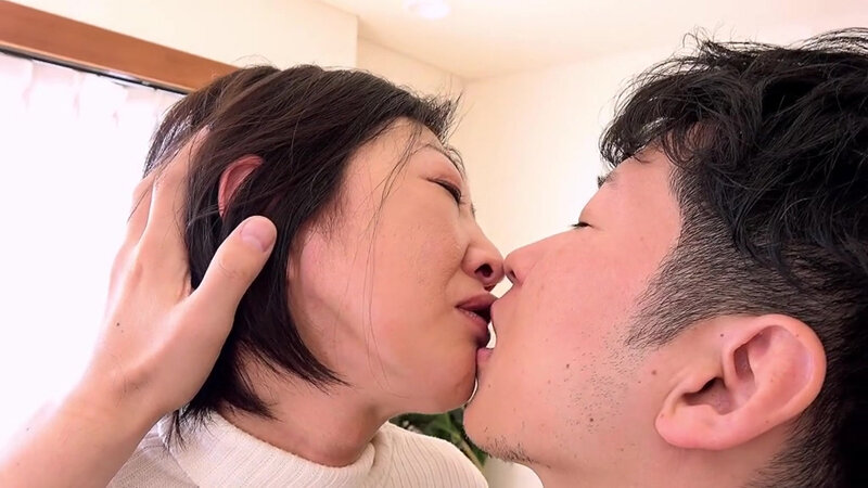 「五十路で初撮り AVの男優さんとどうしてもヤリたかった!真性Mの五十路妻がAVデビュー! 直井瑞稀」のサンプル画像2